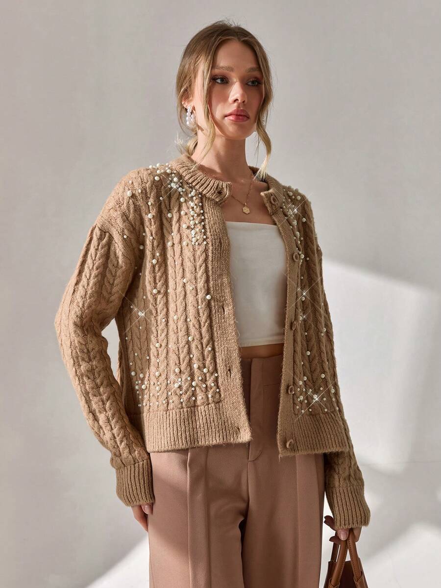 EURMUSE 女士珍珠缀饰麻花针织开衫 - 纽扣前襟设计，搭配精致的编织图案、罗纹下摆和奢华串珠细节，是舒适优雅的冬季衣橱必备单品 - 摩卡棕 - 查看 1