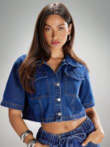Denimoi Top corto de mezclilla casual con bolsillo con solapa y botones delanteros - Azul lavado medio - Ver 2