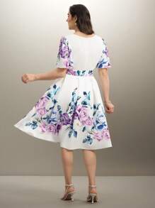 SHEIN Clasi 大码女式优雅花卉印花连衣裙配腰带，适合春夏季度假 - 白色 - 查看 2