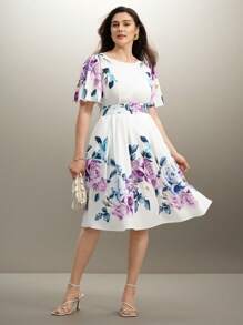 SHEIN Clasi 大码女式优雅花卉印花连衣裙配腰带，适合春夏季度假 - 白色 - 查看 5