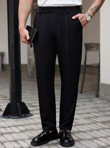 Manfinity CasualCool Pantalones de traje con diseño de goma en la cintura, estilo casual británico para ir al trabajo diario, ligeros y transpirables. Pantalones rectos de vestir de unicolor con bolsillos plisados, versátiles para el uso diario, viajes, vacaciones y salidas. Regalo ideal para esposo y novio. Estilo casual y sencillo, estilo maduro urbano, estilo de caballero británico. Pantalones negros de vestir con pliegues para hombre, estilo de dinero antiguo