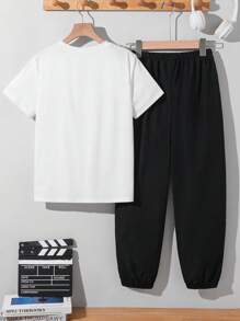 SHEIN مجموعة تي شيرت بياقة دائرية وبنطال كارجو ذو خصر مطاطي، مناسبة للأولاد المراهقين، بتصميم كاجوال كوليجي مريح وعملي، بطبعات حرفية ناعمة، مناسبة للخريف والربيع والصيف، للارتداء اليومي والألعاب الخارجية والمدرسة والأنماط الشارعية والحفلات والأوقات الحرة - أبيض وأسود - View 2