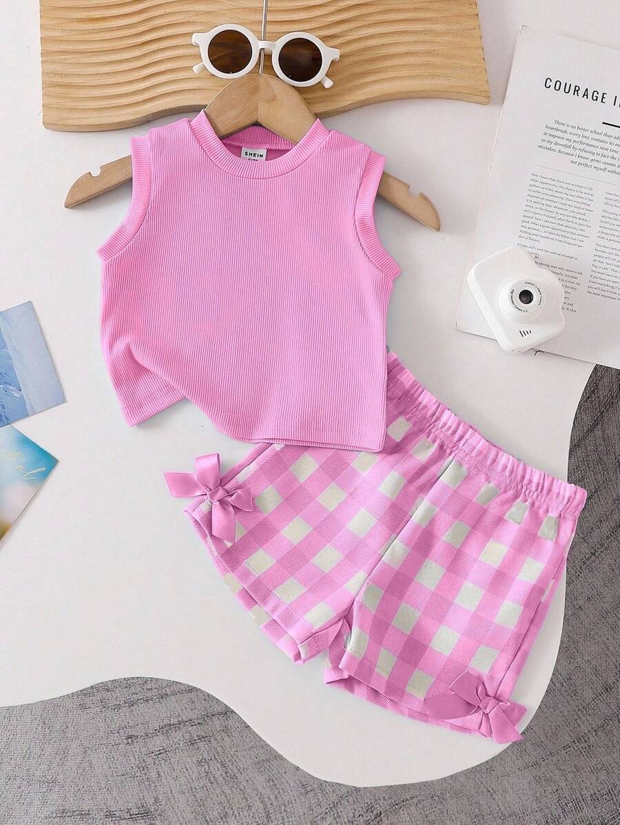 SHEIN Playful Pals 女婴纹理无袖上衣和蓝色格子短裤套装，带蓝色蝴蝶结装饰，夏季日常休闲装 - 粉色 - 查看 1