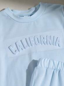 Conjunto de 2 piezas para bebé niño veraniego en tono azul refrescante. El estilo simple con estampado de letras agrega un toque de moda, mientras que el diseño de cuello redondo de manga corta y pantalones cortos ofrece una comodidad y facilidad de movimiento. Adecuado para juegos al aire libre para exhibir un aspecto enérgico, ocio casual en el hogar, actividades deportivas para liberar una vitalidad sin límites e incluso ocasiones de fiesta para destacar sin esfuerzo.