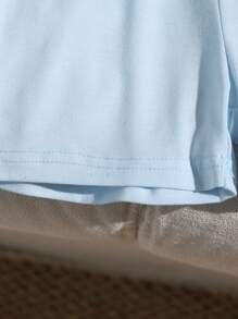 Conjunto de 2 piezas para bebé niño veraniego en tono azul refrescante. El estilo simple con estampado de letras agrega un toque de moda, mientras que el diseño de cuello redondo de manga corta y pantalones cortos ofrece una comodidad y facilidad de movimiento. Adecuado para juegos al aire libre para exhibir un aspecto enérgico, ocio casual en el hogar, actividades deportivas para liberar una vitalidad sin límites e incluso ocasiones de fiesta para destacar sin esfuerzo.