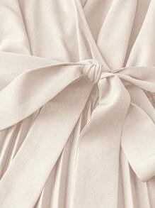 SHEIN Clasi 大码女式V领短袖系腰百褶下摆连衣裙