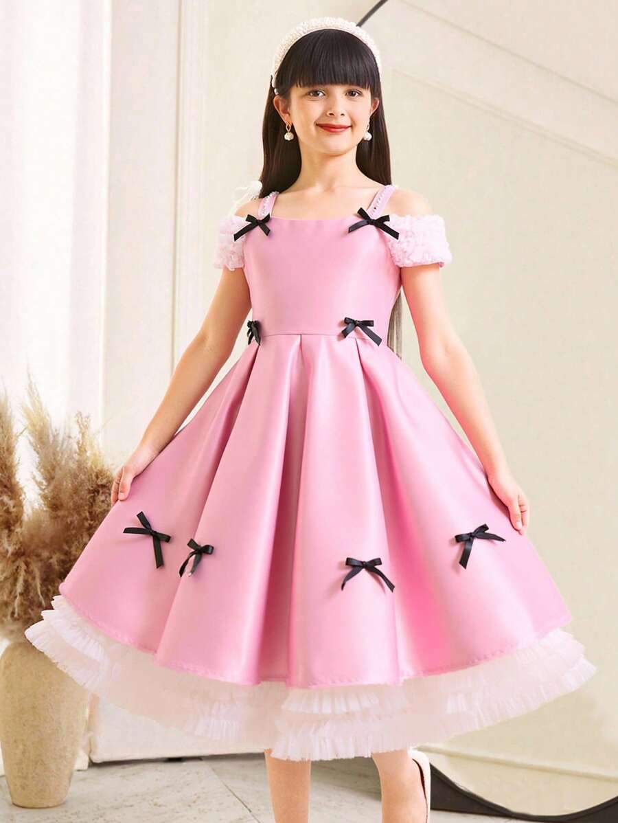 SHEIN 少女优雅露肩连衣裙，3D蝴蝶结和珍珠肩带，腰部褶皱网眼雪纺拼接，婚纱 - 淺粉色 - 查看 1