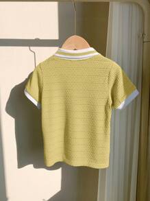 Polo à manches courtes pour garçon, style sportif et décontracté avec blocs de couleurs et détails décoratifs. Convient pour les déplacements, l'école, les loisirs quotidiens, les vacances, les voyages, les sports. Adapté aux enfants, aux écoliers, aux assortiments familiaux, aux fêtes d'anniversaire. Convient pour un usage quotidien, scolaire, sportif. Idéal pour le printemps et l'été. - Jaune citron - Voir 3