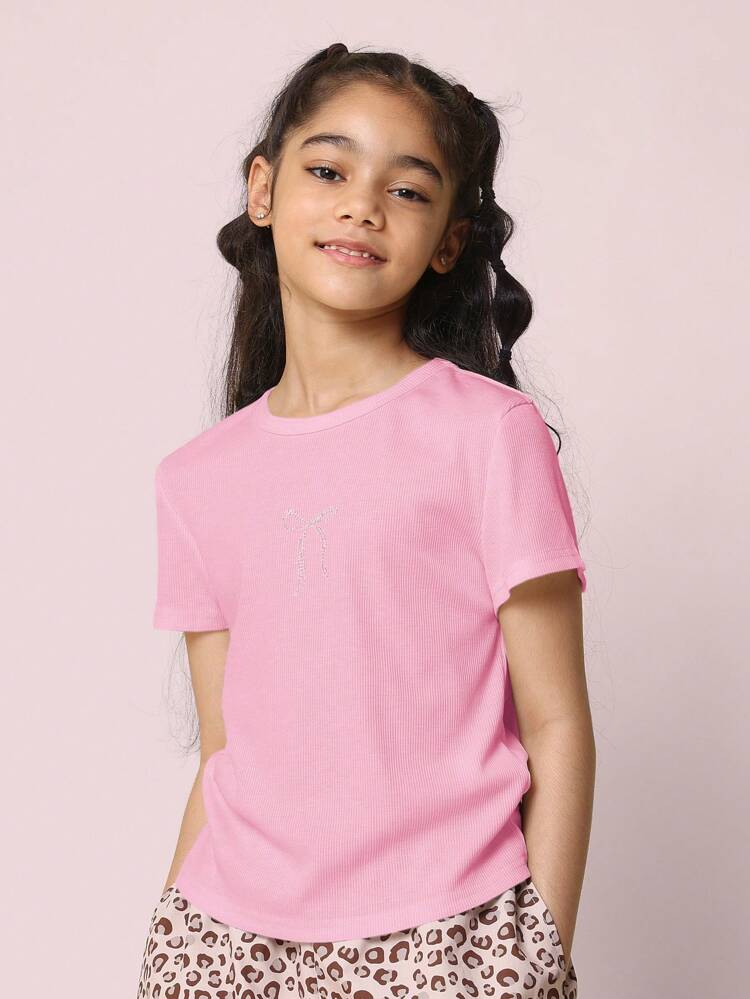 Komfortowa, swobodna, prążkowana koszulka z błyszczącą kokardką