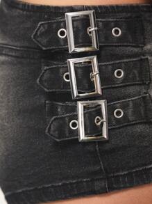 TypaGal Estos shorts vaqueros negros de talle alto presentan un ajuste elegante y detalles de hebilla audaces, convirtiéndolos en una opción audaz para la playa o un festival moderno de junio para mujer. - Negro - Ver 3