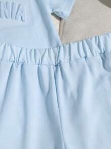 Conjunto de 2 piezas para bebé niño veraniego en tono azul refrescante. El estilo simple con estampado de letras agrega un toque de moda, mientras que el diseño de cuello redondo de manga corta y pantalones cortos ofrece una comodidad y facilidad de movimiento. Adecuado para juegos al aire libre para exhibir un aspecto enérgico, ocio casual en el hogar, actividades deportivas para liberar una vitalidad sin límites e incluso ocasiones de fiesta para destacar sin esfuerzo.