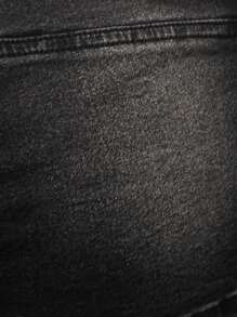 TypaGal Estos shorts vaqueros negros de talle alto presentan un ajuste elegante y detalles de hebilla audaces, convirtiéndolos en una opción audaz para la playa o un festival moderno de junio para mujer. - Negro - Ver 6