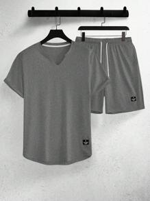 Manfinity Homme Conjunto Casual Masculino de Camiseta de Manga Curta com Decote em V e Estampa de Letra e Shorts com Cordão na Cintura, Conjuntos Casuais Confortáveis - Cinza - Visão 4
