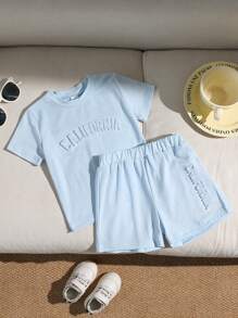 Conjunto de 2 piezas para bebé niño veraniego en tono azul refrescante. El estilo simple con estampado de letras agrega un toque de moda, mientras que el diseño de cuello redondo de manga corta y pantalones cortos ofrece una comodidad y facilidad de movimiento. Adecuado para juegos al aire libre para exhibir un aspecto enérgico, ocio casual en el hogar, actividades deportivas para liberar una vitalidad sin límites e incluso ocasiones de fiesta para destacar sin esfuerzo.