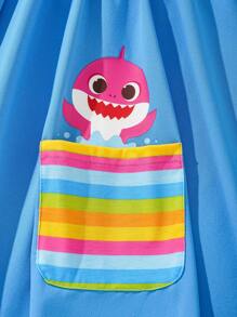 BABY SHARK X SHEIN 青少年女孩夏季卡通鲨鱼图案彩色条纹拼接口袋袖喇叭连衣裙 - 藍色 - 查看 5