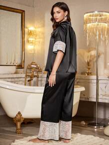 LuxeNights Conjunto de pijama de top de manga corta con parches de encaje elegante y pantalones de imitación de seda para mujer - Negro - Ver 2