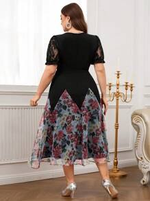 SHEIN Clasi Vestido Elegante com Estampa Floral, Renda e Acabamento em V-Neck Manga Curta para Mulheres Plus Size - Preto - Visão 8