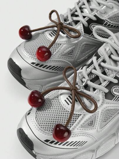 Kawaii 2 pièces/set Pendentifs de cerise en résine mignons et doux avec un nœud papillon, charmes de corde marron simple et élégant polyvalents pour la décoration de chaussures DIY, convient pour les femmes et les filles pour un port quotidien, cadeau de vacances