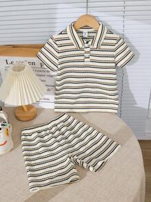 2 pièces/set Jeune garçon Ensemble de t-shirt à manches courtes rayé et shorts texturés doux et décontractés de style minimaliste pour les vacances