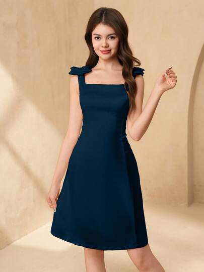 SHEIN 少女优雅简约方领无袖收腰短款纯色缎面亮面面料 3D 蝴蝶结后背连衣裙，女童夏装，花童婚纱