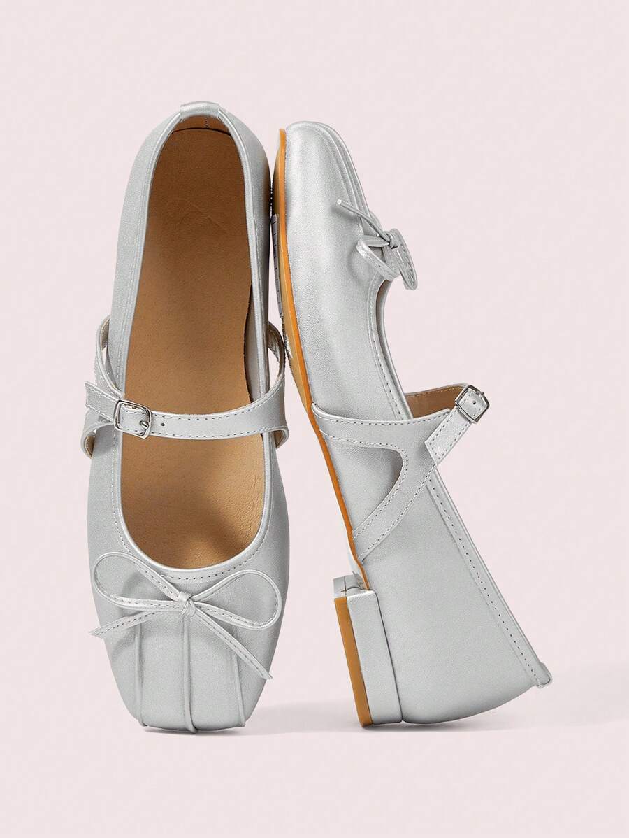 CUCCOO DOLLMOD Damen Flache Schuhe mit quadratischer Spitze, Mary Jane Silber gefalteter klassischer Vintage-Stil Riemen, niedriges Plateau-Straßenstile - Silber - Übersicht 1