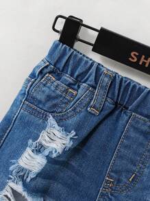 SHEIN Pantalones cortos vaqueros rectos de pierna suelta con desgarros y deshilachados de azul desteñido para niño pequeño de verano, casuales y versátiles para ropa de bebé, disfraz, uso diario de primavera/verano, interior/exterior