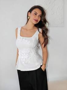 Lavishia Blusa sin mangas con cintura ceñida y flores 3D elegante y sólida, para uso diario, elegante verano, playa, vacaciones, fiesta, lentejuelas, casual de negocios, trabajo, oficina para mujeres, casual de negocios, atuendo de mujer de negocios, parte superior profesional para mujer - Blanco - Ver 5