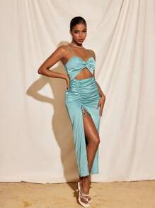 ROSEANNE MC NAMEE Robe d'été élégante de mariage avec broderie florale, côtés froncés et fente, en satin bleu azur