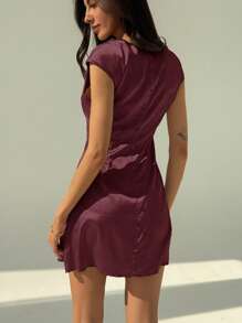 Aloruh 简约高端办公室套装 小立领 短袖 修身迷你缎面连衣裙（女款） - 紫紅色 - 查看 2