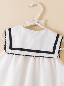 Vestido de niña con cuello marinero, sin mangas, con botones y detalle de cinta, en estilo fresco y casual para verano. Vestido blanco con estilo marinero para niñas, vestido uniforme para niñas