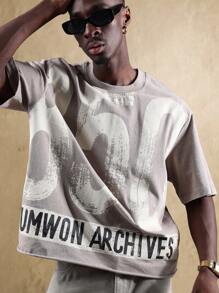 SUMWON Camiseta grande com estampa de logotipo da Archives, manga curta, casual, urbana, streetwear, moda essencial, estilo desgastado, peça de destaque, casual, verão, primavera, mistura de algodão, ajuste relaxado - Castanho - Ver 3