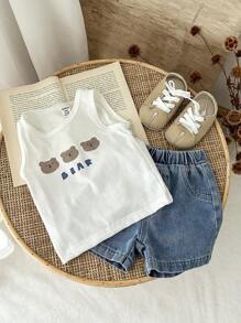SHEIN Vintaside Kids Set de 2 piezas Conjunto de verano para niños pequeños, con top de chaleco con estampado de oso blanco combinado con pantalones cortos de jean, diseño minimalista y de moda, adorable, cómodo, adecuado para salidas, uso casual en casa, versátil para diferentes ocasiones