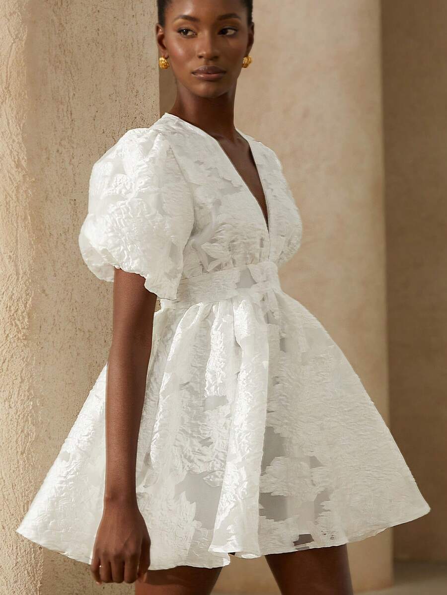 Aveloria Rosie 女式厚重刺绣薄纱花卉深V领腰部褶皱花瓣袖超长A字连衣裙 - 白色 - 查看 1