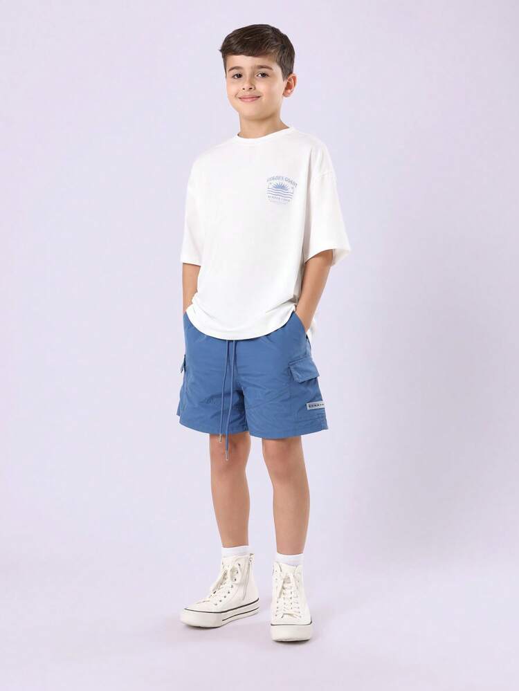 T-Shirt mit Ozeanwellen-Grafik und passende Shorts mit Kordelzug.