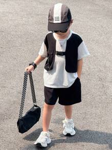 Set de 2 piezas de ropa casual deportiva para niños jóvenes - Camiseta de manga corta con estampado de texto oversize y pantalones cortos cargo negros, adecuado para viajes, escuela y primavera/verano