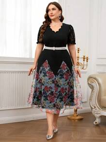 SHEIN Clasi Vestido Elegante com Estampa Floral, Renda e Acabamento em V-Neck Manga Curta para Mulheres Plus Size - Preto - Visão 2