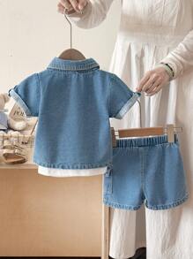 SHEIN Bộ trang phục xuân/hè 3 món cho bé trai: Áo vest không tay màu trắng, áo khoác denim tay ngắn ve lật và quần short denim, kiểu dáng đơn giản, thiết kế vừa vặn, phù hợp cho các hoạt động vui chơi ngoài trời, thoải mái khi ở nhà và tiệc tùng - Màu xanh nhạt - Xem 2