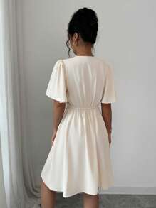 Elenzga 女士休闲 V 领泡泡袖荷叶边下摆短款连衣裙，优雅大方，适合通勤、度假、下午茶、派对 - 杏色 - 查看 2