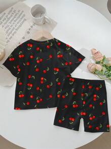 SHEIN Set de 2 piezas con camiseta de manga corta y pantalones cortos con patrón de cerezas simples para niña, adecuado para el verano