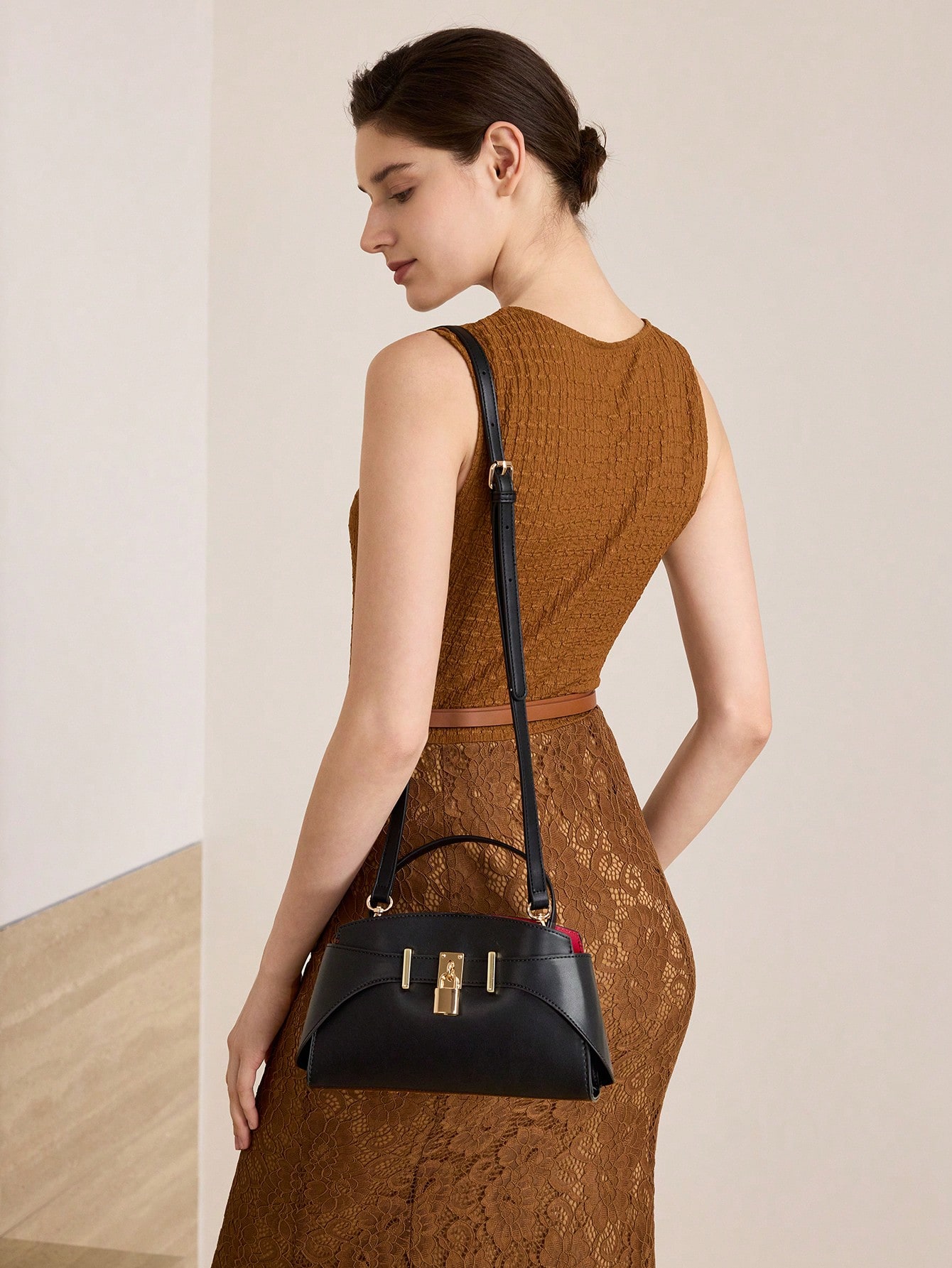 MOTF PREMIUM حقيبة يد بتفاصيل قفل الموضة