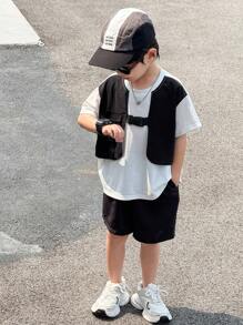 Set de 2 piezas de ropa casual deportiva para niños jóvenes - Camiseta de manga corta con estampado de texto oversize y pantalones cortos cargo negros, adecuado para viajes, escuela y primavera/verano