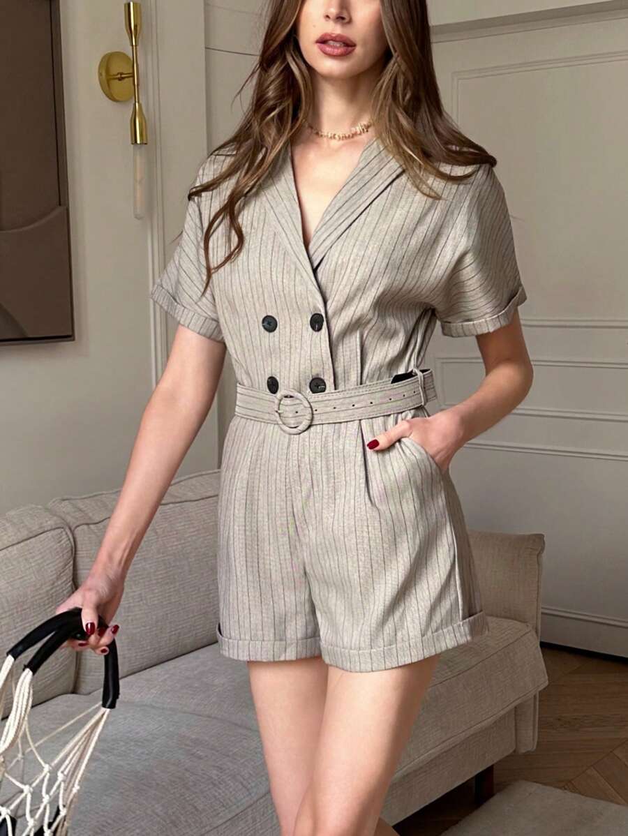 Chiquease Tägliche Mode Lässig All-Match V-Ausschnitt Anzugkragen Überkreuzte Taille Drop Shoulder Ärmel Fischgrätenmuster Nicht elastische Gürteldekoration Weite Hosen Damen Frühling und Sommer Jumpsuit Shorts Damen Sommerkleidung Business Casual Damenbekleidung