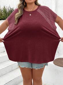 SHEIN CURVE+ Kaos Lengan Pendek Motif Blok Warna Ukuran Besar dengan Detail Renda, Cocok untuk Liburan Pantai di Musim Panas, Atasan Boho Kasual untuk Wanita Berlekuk Tubuh - Burgundy - View 10