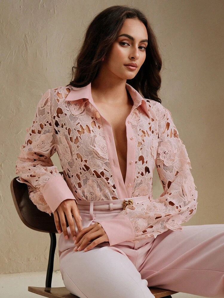 Camicetta elegante da donna con colletto alto, maniche lunghe e decorazione in pizzo floreale traforato