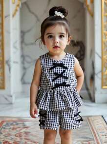 SHEIN Baby Girl Plaid Bow Ruffle Hem Top And Shorts Set