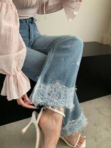 DAZY 女式修身性感喇叭裤休闲裤，蕾丝拼接，刺绣花朵印花全长牛仔裤 - 淺色水洗藍 - 查看 4