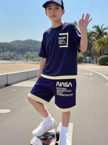 1 套男童时尚布鲁克林图案 T 恤和短裤套装，街头风格休闲夏季服装