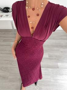 Siren Gaze 这款优雅的V领酒红色蕾丝修身连衣裙非常适合女性。它用途广泛，可以穿着参加各种场合，例如嘉年华、度假、婚礼、长裙、生日派对，或者作为酒红色圣诞节、新年和感恩节派对礼服。 - 酒紅色 - 查看 1