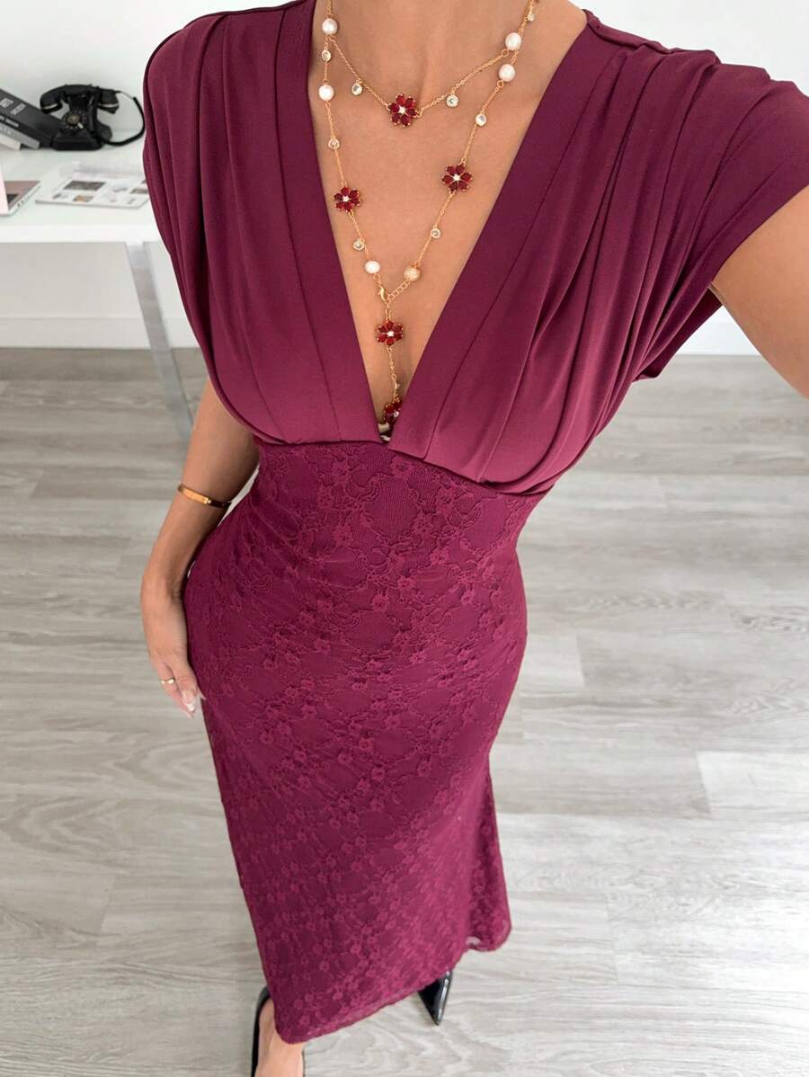 Siren Gaze 这款优雅的V领酒红色蕾丝修身连衣裙非常适合女性。它用途广泛，可以穿着参加各种场合，例如嘉年华、度假、婚礼、长裙、生日派对，或者作为酒红色圣诞节、新年和感恩节派对礼服。 - 酒紅色 - 查看 1