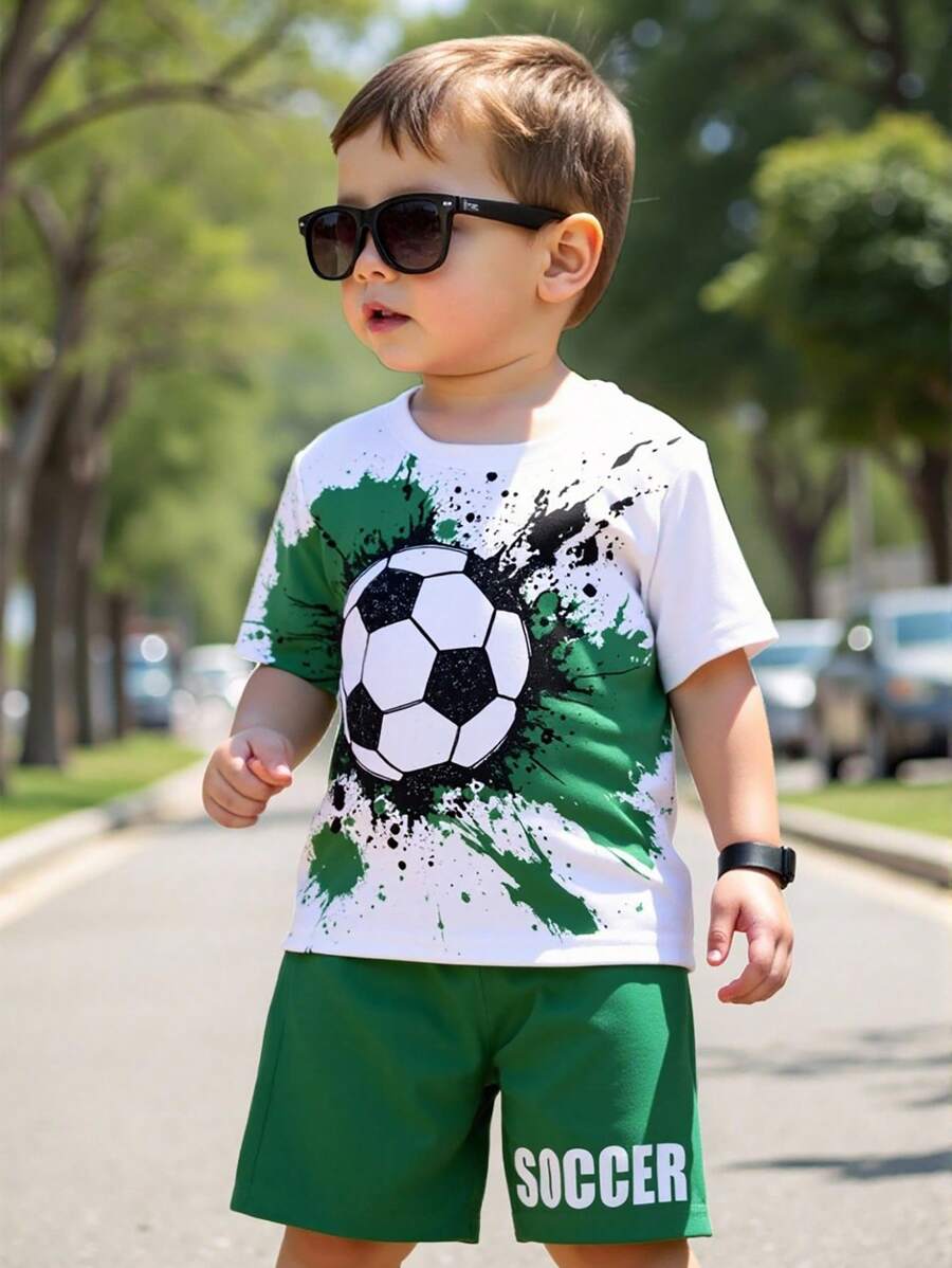 SHEIN 1 套年轻男孩运动风格服装，白色图案 T 恤带有泼墨效果足球印花，绿色短裤带有“SOCCER”文字，短袖 T 恤和短裤适合夏季，适合日常足球比赛 - 彩色 - 查看 1